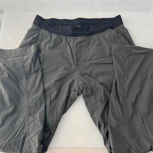 Gray lined lululemon sweatpants. Soft comfy fabric. One side pocket. Size medium